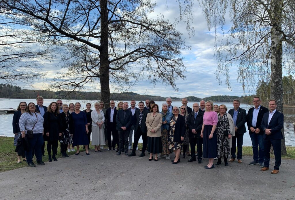 Ystävyyskuntavierailijoiden yhteiskuva Lohjan kaupungin edustajien kanssa rantamaiseman edustalla